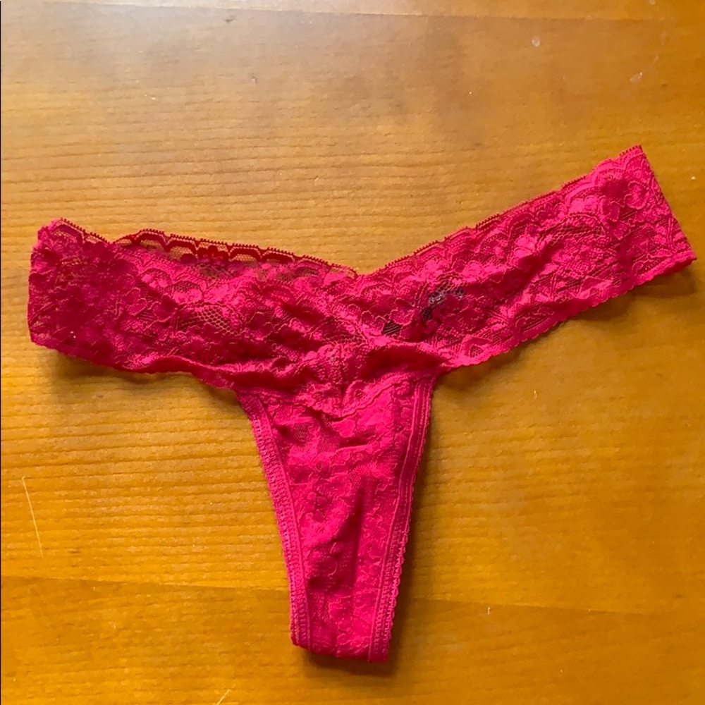 New Women’s XS Daisy Fuentes red lace thong